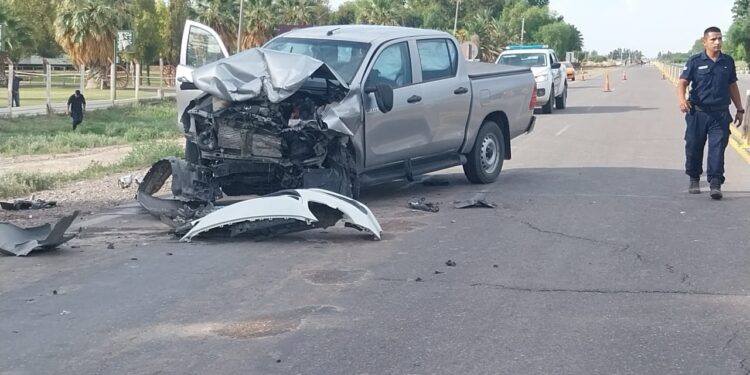 Ruta 40: Una mujer en estado crítico tras choque entre un Peugeot y una Hilux