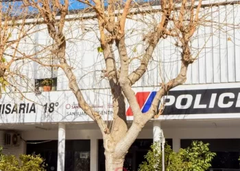 Escándalo en Albardón: policías se trenzan a golpes frente a los detenidos