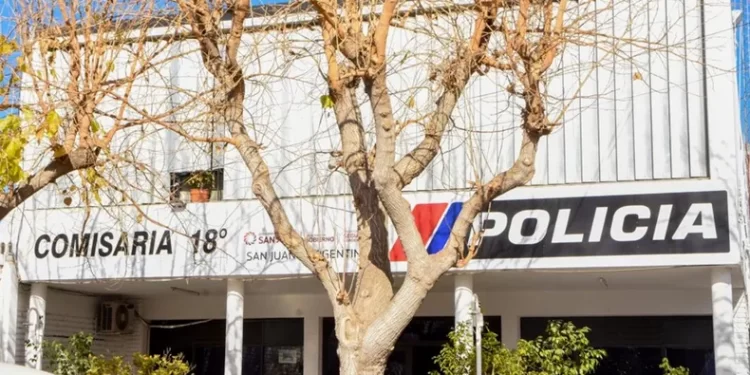 Escándalo en Albardón: policías se trenzan a golpes frente a los detenidos