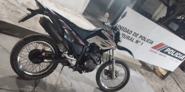 Tensión en la Ruta 20: persiguen y detienen a dos personas con una moto robada
