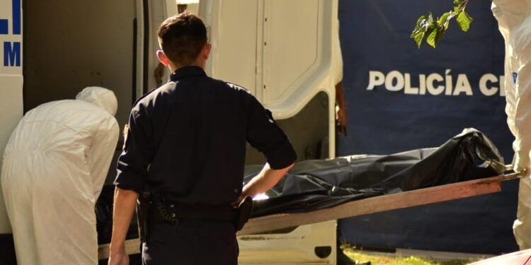 Desgarrador: madre de dos niños se quita la vida en un edificio céntrico