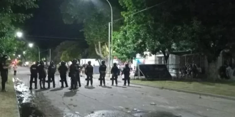 A niña de 13 años le dolía la panza, fue al hospital y dio a luz un bebé