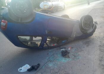 Vuelco en Santa Lucía: un conductor perdió el control y terminó hospitalizado