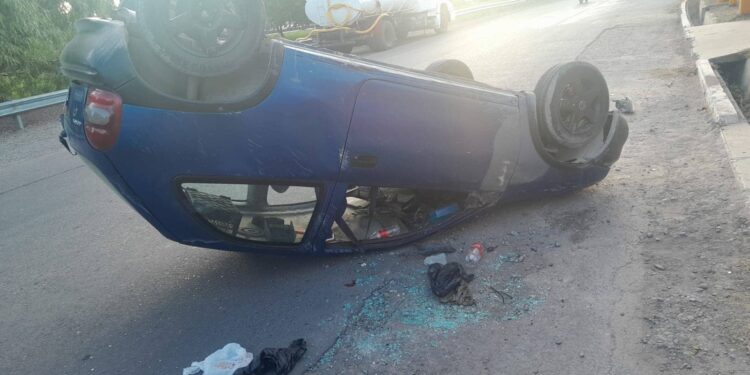 Vuelco en Santa Lucía: un conductor perdió el control y terminó hospitalizado