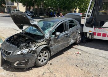Fuerte choque entre un colectivo y un auto dejó a una mujer herida en Capital