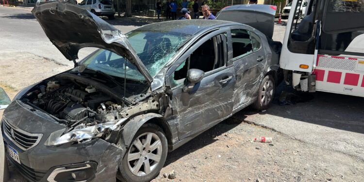 Fuerte choque entre un colectivo y un auto dejó a una mujer herida en Capital