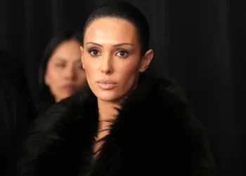 Bianca Censori, la esposa de Kanye West, se mostró sin ropa en los Grammy Awards
