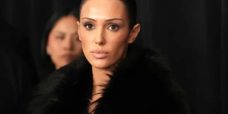 Bianca Censori, la esposa de Kanye West, se mostró sin ropa en los Grammy Awards