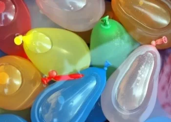 Una mujer perdió su embarazo tras ser atacada con bombitas