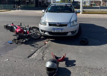 Fuerte choque en Rivadavia: motociclista y su hija terminaron hospitalizados