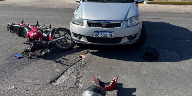 Fuerte choque en Rivadavia: motociclista y su hija terminaron hospitalizados