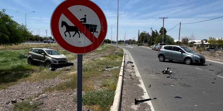 Fuerte accidente en la Ruta 40: chocaron de frente y una camioneta dejó un herido