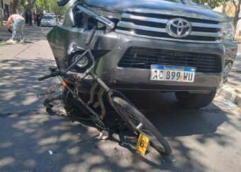 Accidente en Capital: camioneta embistió a un ciclista y lo dejó hospitalizado