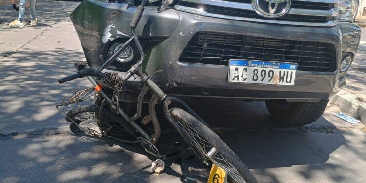 Accidente en Capital: camioneta embistió a un ciclista y lo dejó hospitalizado