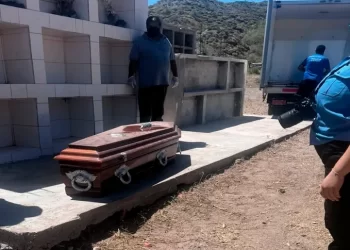 Exhumaron a una mujer por sospecha de mala praxis en el Hospital Rawson