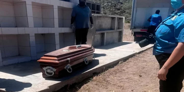 Exhumaron a una mujer por sospecha de mala praxis en el Hospital Rawson