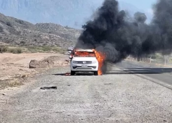 Milagro en Pocito: su camioneta se prendió fuego en plena ruta y logró escapar