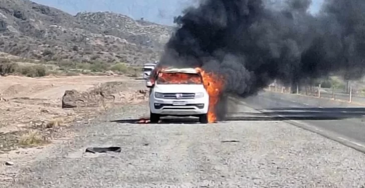 Milagro en Pocito: su camioneta se prendió fuego en plena ruta y logró escapar