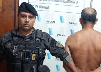 Aberrante: Encuentran a un hombre sin ropa, abusando del perro de su ex nuera