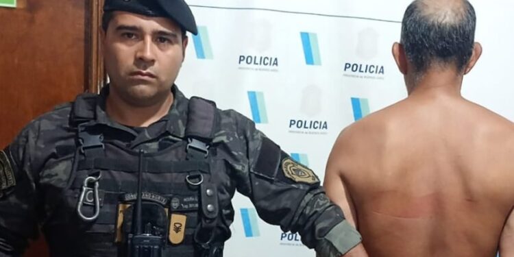 Aberrante: Encuentran a un hombre sin ropa, abusando del perro de su ex nuera