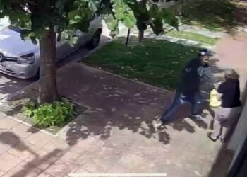 VIDEO: Ladrón rengo y sin un brazo le robó el monedero a una jubilada