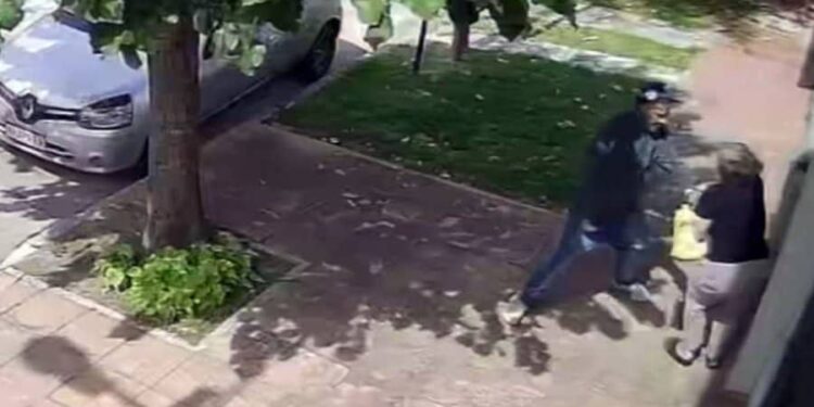 VIDEO: Ladrón rengo y sin un brazo le robó el monedero a una jubilada