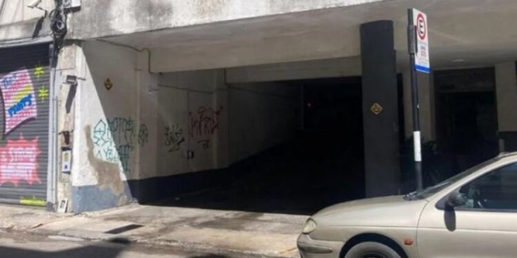 Un indigente de 72 años murió tras ser golpeado y violado por un “trapito”