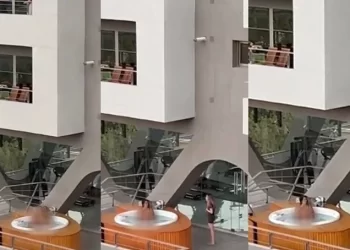 VIDEO: Una pareja protagonizó una escena hot en un espacio público de un edificio