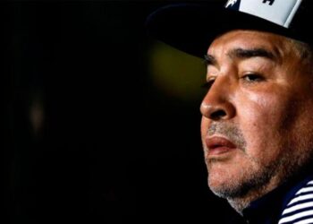 Desgarradora foto de Maradona muerto: abdomen hinchado y tirado en el suelo