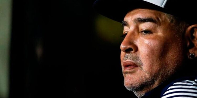 Desgarradora foto de Maradona muerto: abdomen hinchado y tirado en el suelo