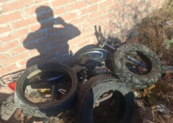 Dejó la moto sin ruedas en un descampado de Capital y la Policía lo atrapó