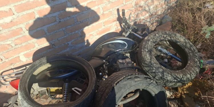 Dejó la moto sin ruedas en un descampado de Capital y la Policía lo atrapó