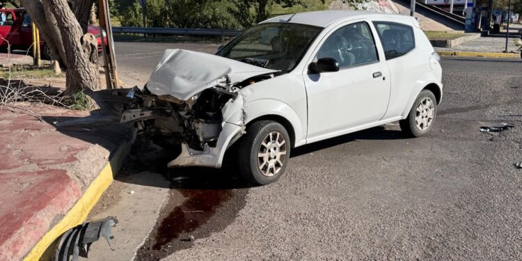 Impactante accidente en pleno cruce de Capital: madre, hija y un bebé heridos