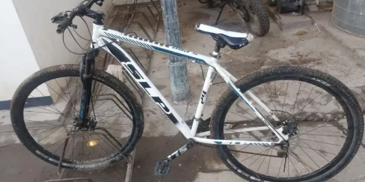 Ladrones dejan una bicicleta robada y huyen por un descampado al ver a la policía