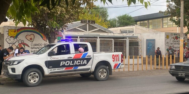 Pánico en un jardín: Tres menores entraron a robar con los niños en clases