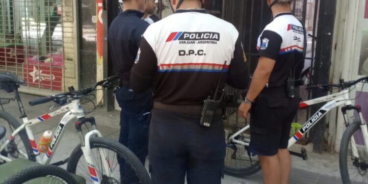 Alarma en la peatonal por el hallazgo de un arma oculta en los baños