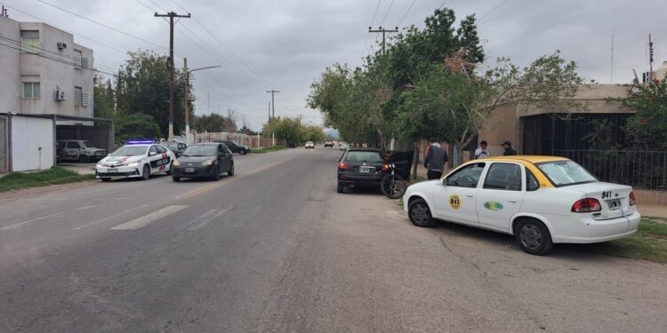 Choque en Rawson: ciclista cayó al asfalto tras ser embestida por un auto
