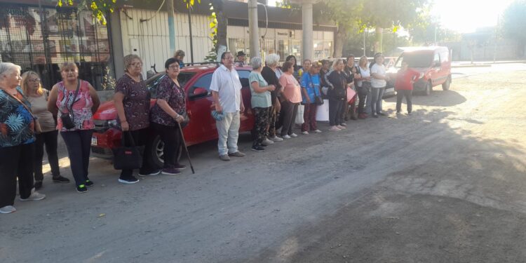 Romina Rosas cerró en Caucete el Área de Adultos Mayores y los ancianos protestaron