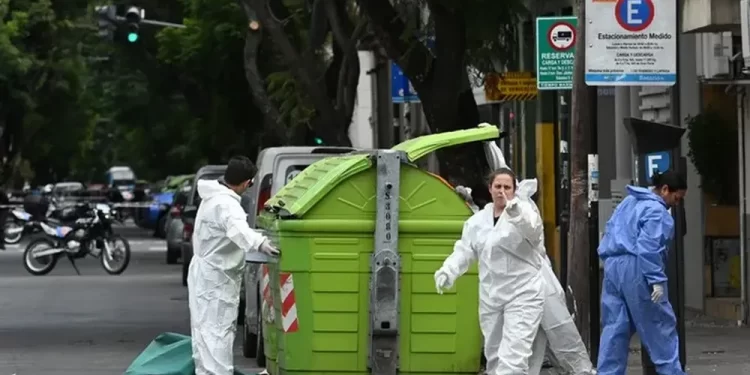 Horror: Encuentran restos humanos en contenedores y manchas de sangre