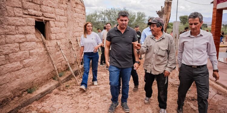 Orrego recorrió Jáchal tras el temporal y prometió ayuda inmediata a los damnificados