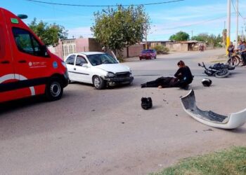 Dos policías heridos tras caer al asfalto luego de chocar con un auto