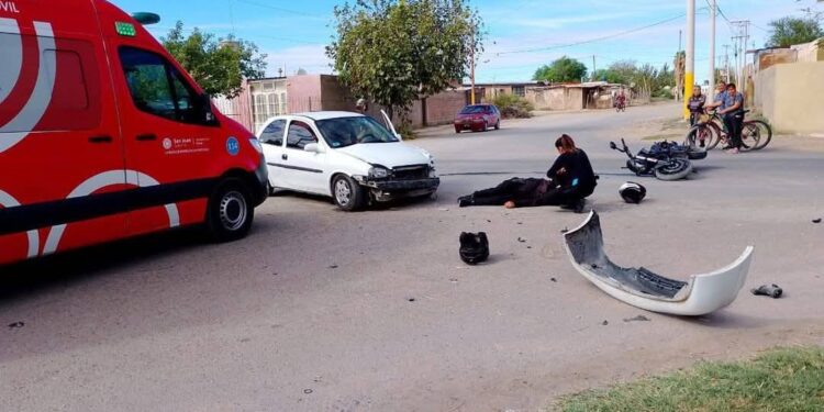 Dos policías heridos tras caer al asfalto luego de chocar con un auto