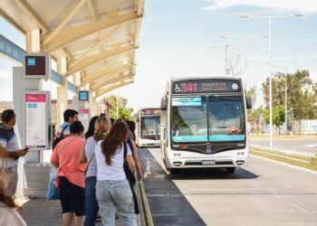 Convocan a estudiantes y docentes a realizar la credencial única de transporte