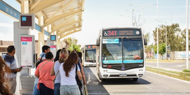 Convocan a estudiantes y docentes a realizar la credencial única de transporte