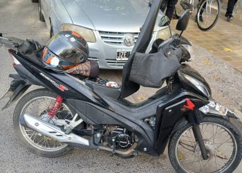 Una mujer fue embestida por una moto cuando cruzaba para entrar a un colegio
