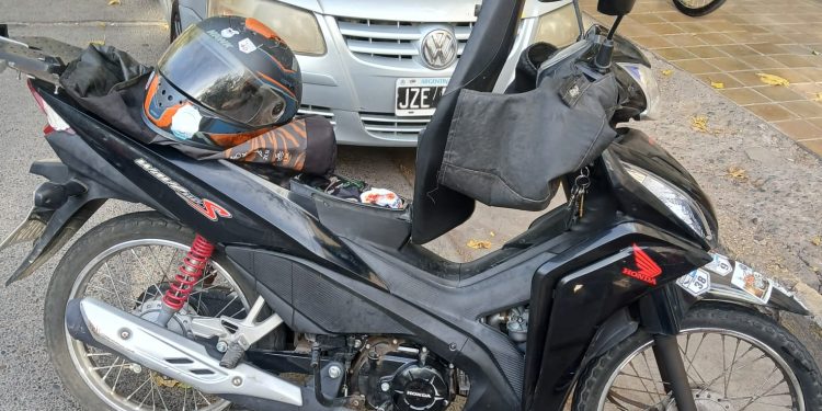 Una mujer fue embestida por una moto cuando cruzaba para entrar a un colegio