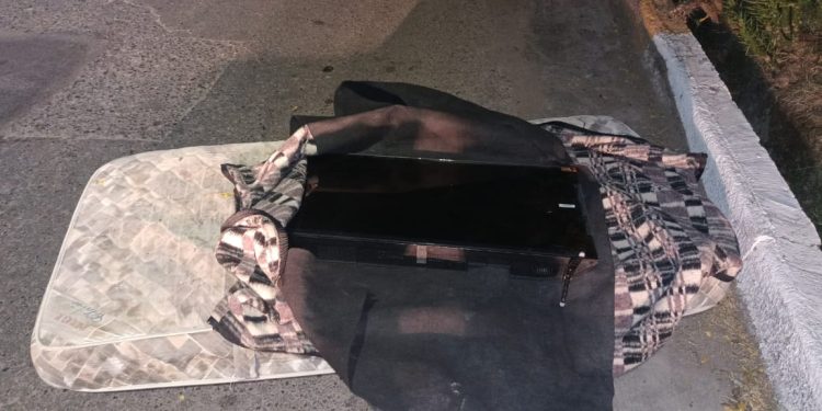 Robó un televisor y lo llevaba camuflado en un colchón: quedó detenido