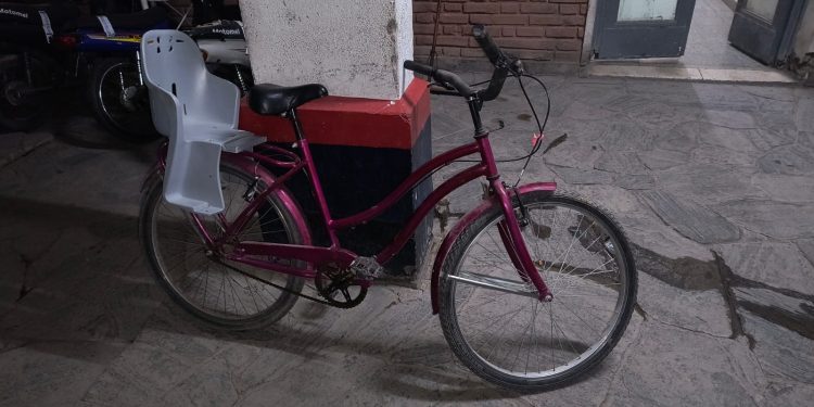 25 de Mayo: Robó una bici con asiento para bebé y lo atraparon a las pocas cuadras
