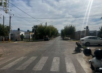 Moto y auto chocaron en un cruce de Rawson: un joven fue hospitalizado
