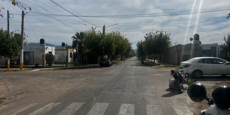 Moto y auto chocaron en un cruce de Rawson: un joven fue hospitalizado